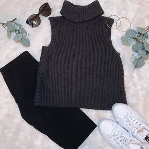 Gray shortsleeved turtleneck